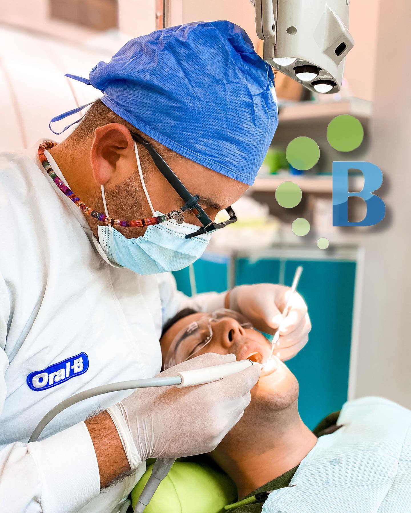Equipo odontológico atendiendo a un paciente en consultorio
